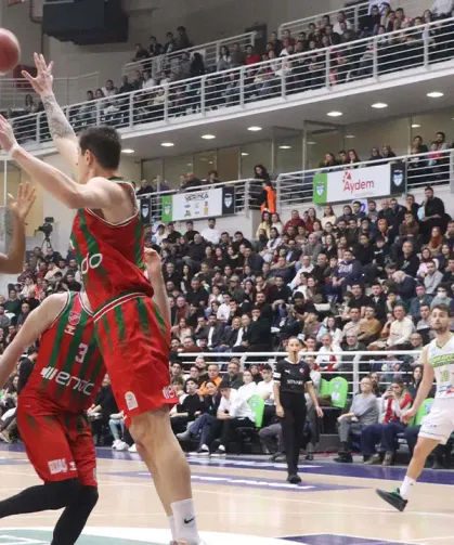 Karşıyaka potada Anadolu Efes önünde
