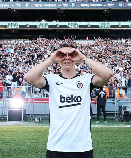 Trossard, Beşiktaş'ta taraftarın önünde imzayı attı
