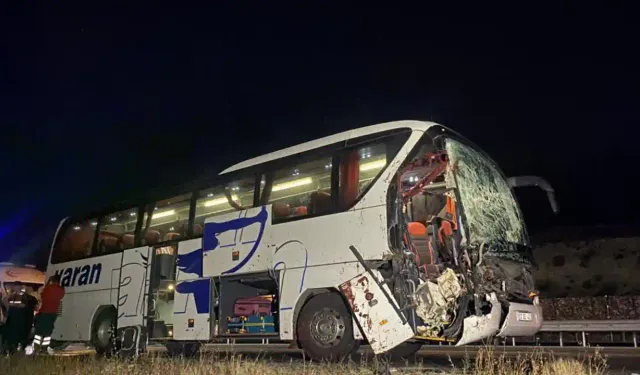 Yolcu otobüsü tıra arkadan çarptı: 1’i ağır 15 yaralı