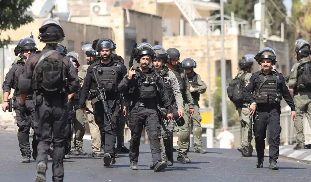 Mescid-i Aksa Karıştı: İsrail polisi cuma namazı kılanlara saldırdı!