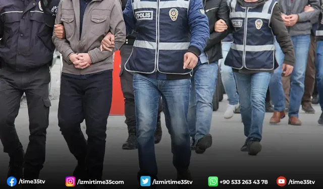 İzmir merkezli FETÖ operasyonu: 2'si muvazzaf 12 gözaltı