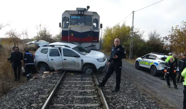 Malatya'da hafif ticari araca yük treni çarptı