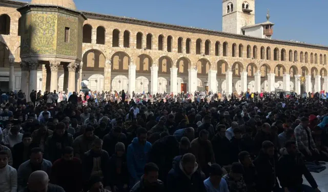 Emevi Camii'nde cuma namazı yoğunluğu