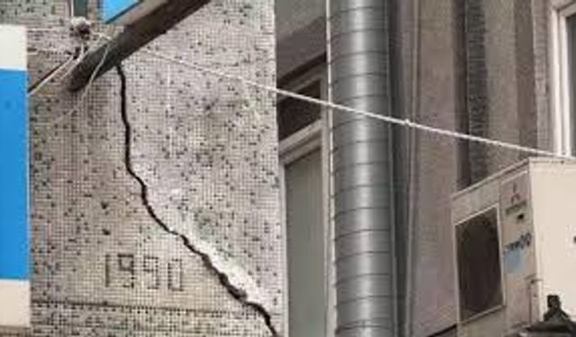 Avcılar’da deprem sonrası 2 bina mühürlendi