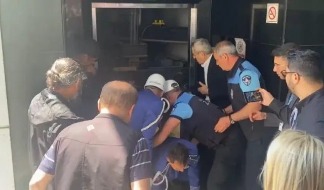 İlhan Şeşen’in cenazesi asansörde mahsur kaldı
