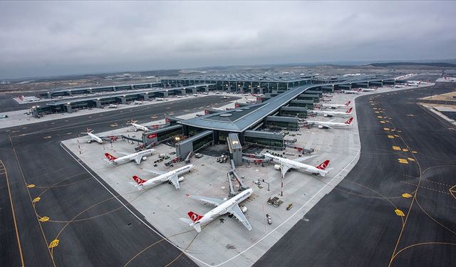 Türkiye'de 4 ayda hava yoluyla 64,2 milyonu aşkın yolcu seyahat etti