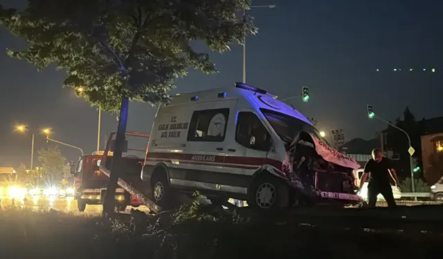 Ambulans ile çarpışan otomobilde can pazarı