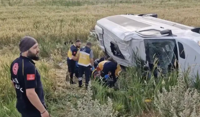 Düğün dönüşü minibüs şarampole devrildi: 17 yaralı