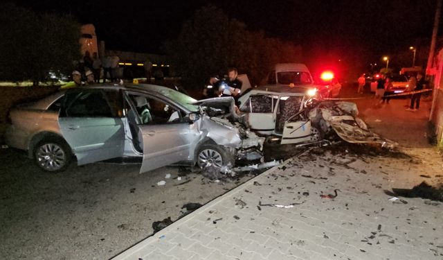 Nazilli'de çarpışan otomobiller hurdaya döndü: 8 yaralı