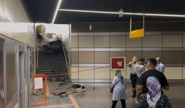 Hafif ticari aracıyla metro istasyonuna daldı