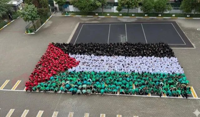 600 öğrenciden Filistin’e dev bayraklı destek