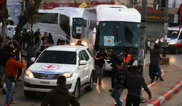 Filistinli mahkumları taşıyan otobüsler Ramallah'a ulaştı
