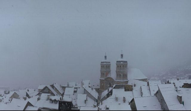 Fransa'da 380 bin hane elektriksiz kaldı