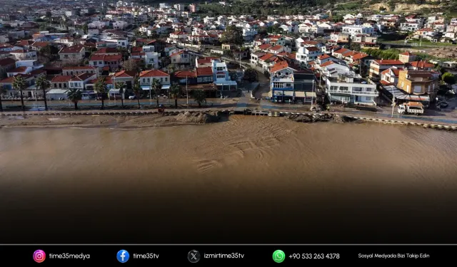 Foça'da sağanak; dereler taştı, denizin rengi değişti