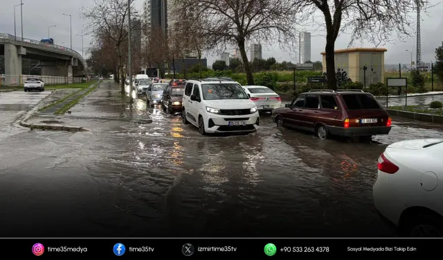 İzmir’i yağmur vurdu: Sürücüler zor anlar yaşadı