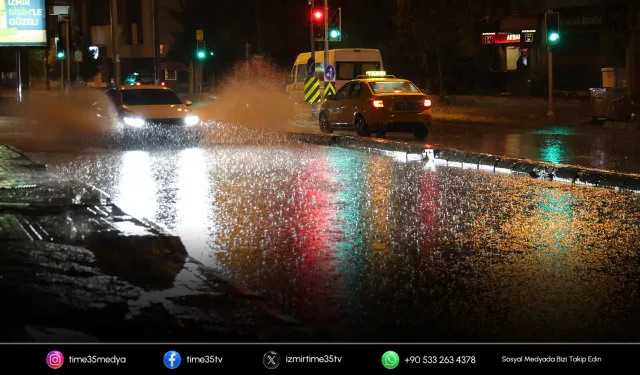 İzmir’de sağanak; cadde ve sokaklar göle döndü