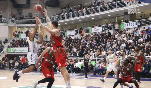 Karşıyaka potada Anadolu Efes önünde