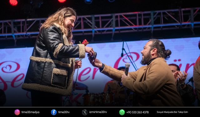 Kuşadası’nda konserde evlenme teklifi