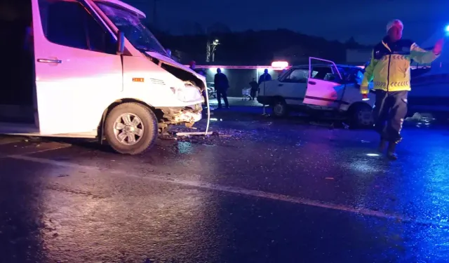 Servis minibüsü ile otomobil çarpıştı: 7 yaralı
