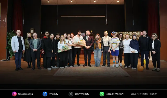 Menemenli oyuncular sahnede yıldızlaştı