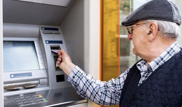 Bayram ikramiyesi ve emekli aylığı ödemeleri başladı