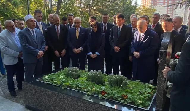 Bahçeli, Türkeş'in mezarını ziyaret etti