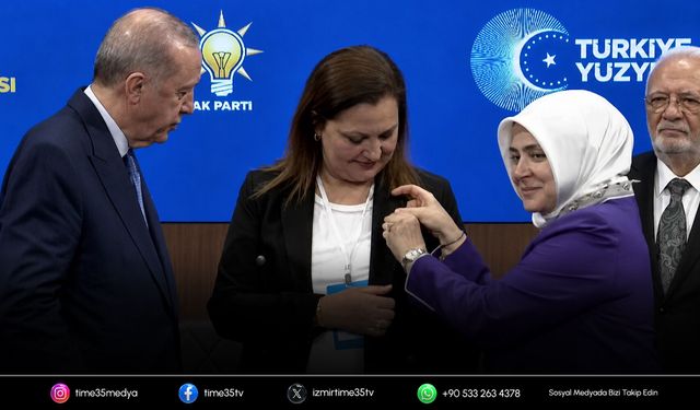Burcu Köksal AK Parti’ye katılarak rozetini taktı