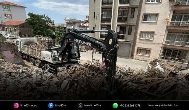 Konak’ta metruk bina yıkımları tam gaz