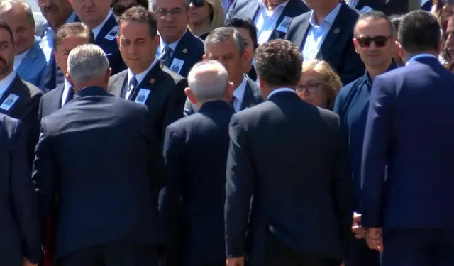 Kılıçdaroğlu ve Özel, cenaze töreninde tokalaştı