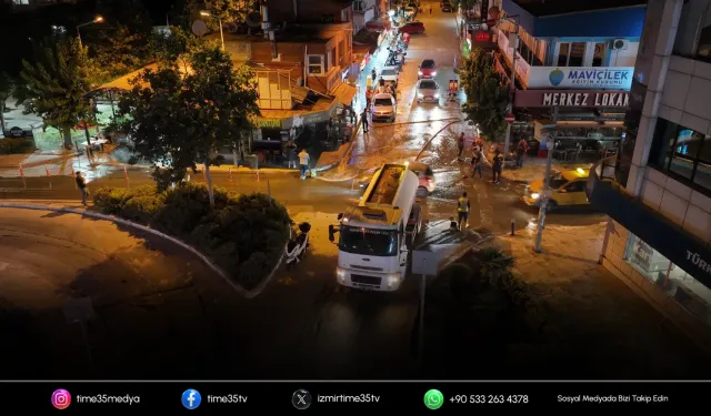 Seferihisar'da cadde ve sokaklar gece saatlerinde yıkanarak temizleniyor
