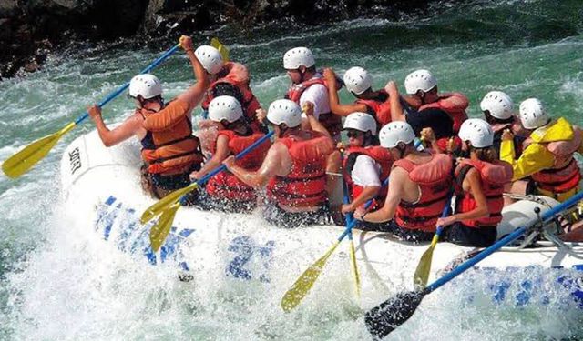 Rafting botu devrildi: 12 yaşındaki çocuk öldü