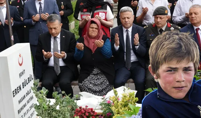 Şehit Eren Bülbül, kabri başında anıldı