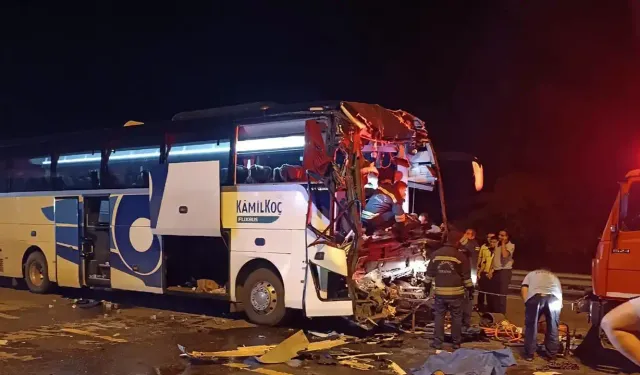 Yolcu otobüsü TIR’a çarptı: 2 ölü, 17 yaralı
