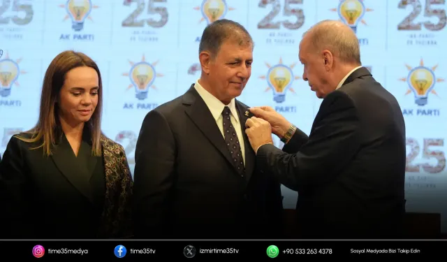 Cemil Tugay resmen AK Parti’de: Rozeti Erdoğan taktı