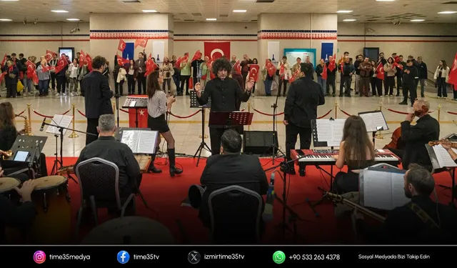 İzmir Metrosu’nu Cumhuriyet coşkusu sardı