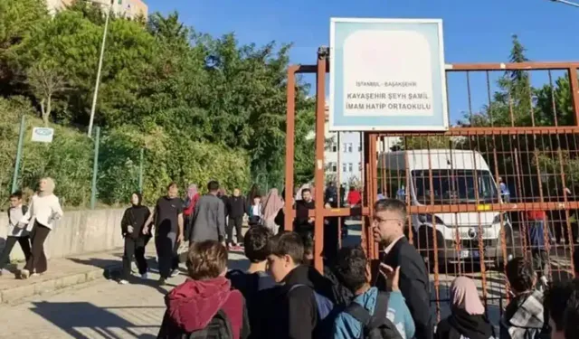 Okul kapısında bıçaklı dehşet: 5 öğrenci yaralandı