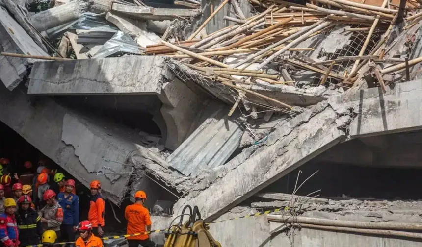 Yatılı okul çöktü: 3 ölü, 38 kişi enkaz altında