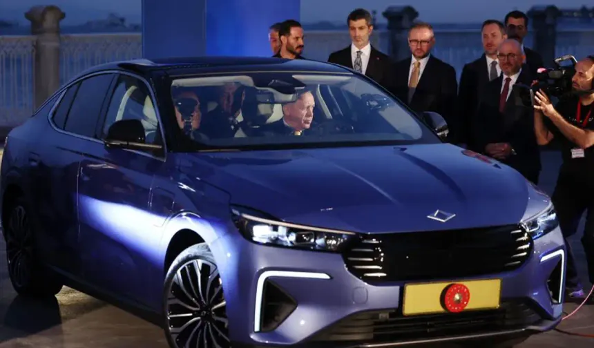 Cumhurbaşkanı Erdoğan’a, TOGG’un yeni modeli T10F hediye edildi