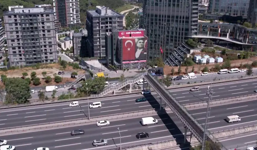 Sarıyer’deki CHP binası önünde bekleyiş sürüyor