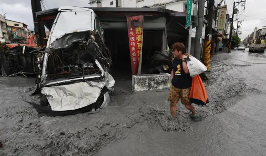 Tayvan'ı sel vurdu: 17 ölü, 100'den fazla kayıp