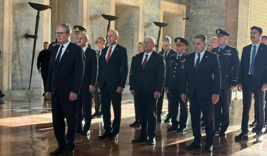 İngiltere Başbakanı Starmer, Anıtkabir'i ziyaret etti
