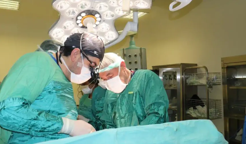 Hasta kadının karnından 15 kilo tümör çıkarıldı