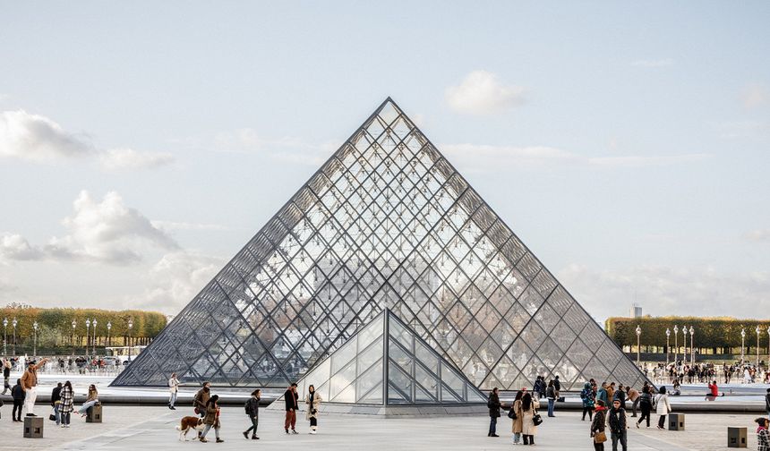 Louvre Müzesi’nde su sızıntısı: Yüzlerce kitap hasar gördü