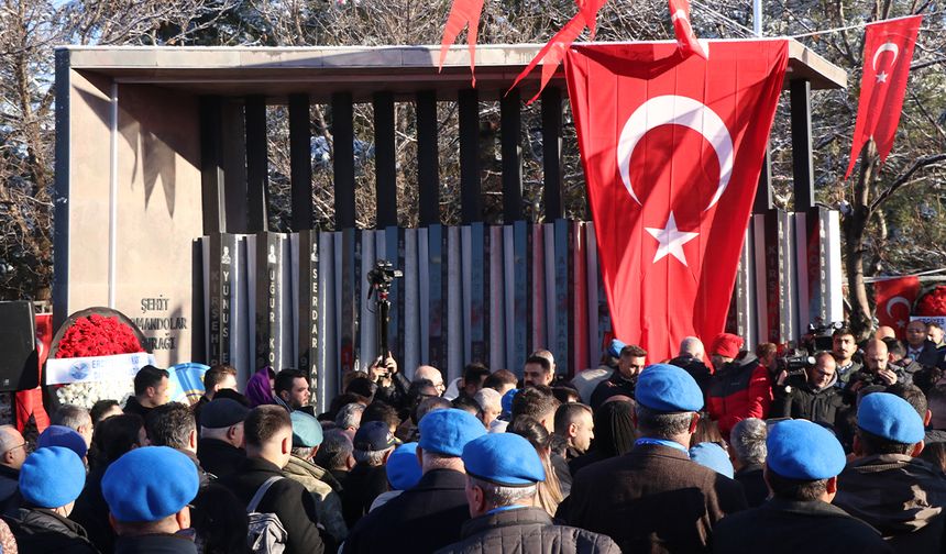 Kayseri'de terör saldırısında şehit olan 15 asker anıldı