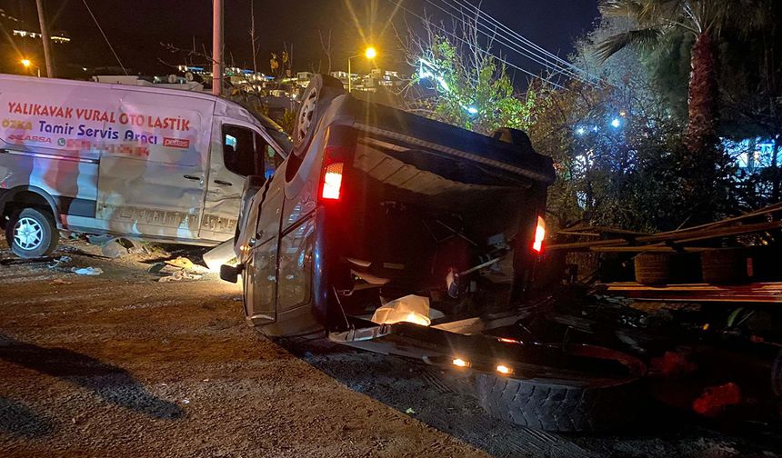 Kamyonet, park halindeki araca çarptı; 1 ölü, 2 yaralı