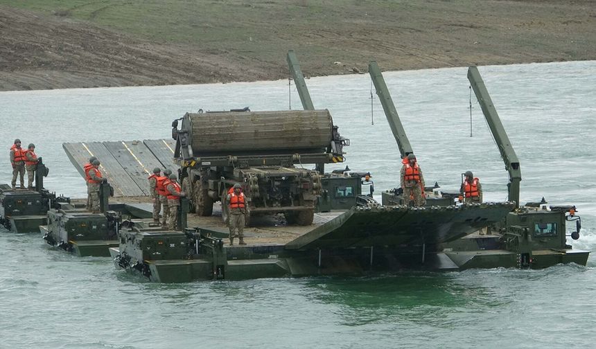171 personelle durgun sulardan geçiş tatbikatı