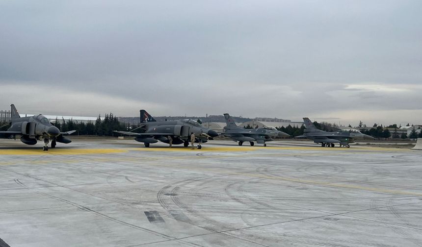 Türk Hava Kuvvetleri'nden Kıbrıs Adası'nda eğitim uçuşu