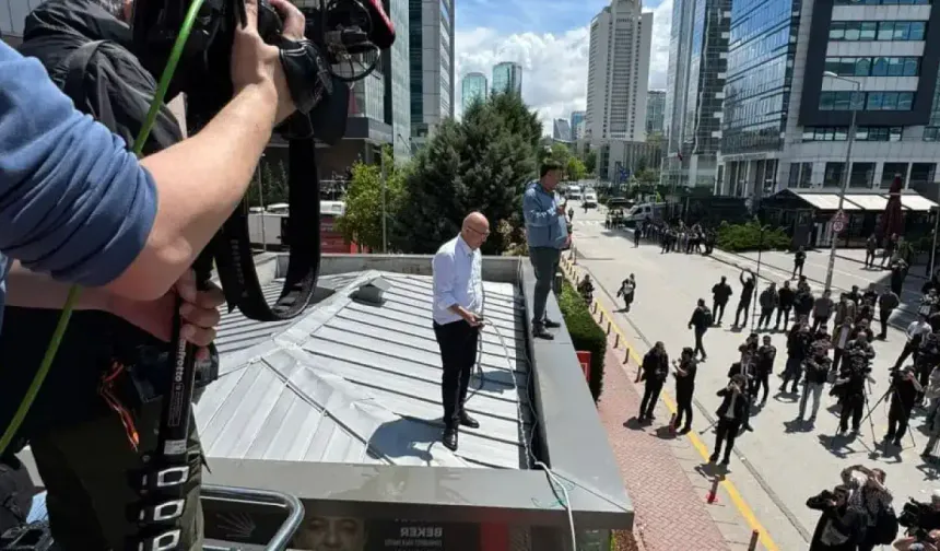 Mahmut Tanal, elinde hortumla çatıya çıktı
