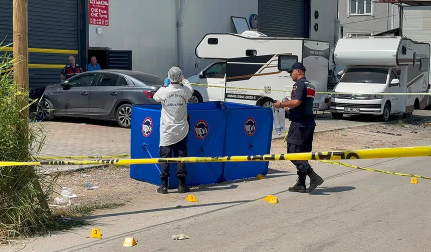 Eşini ve eniştesini tabancayla öldürdü
