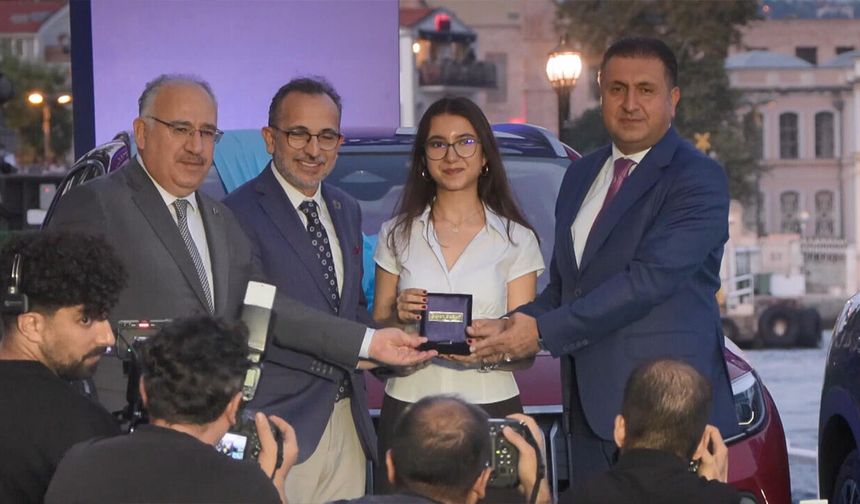 YKS Türkiye birincilerine Togg ile başarı ödülü